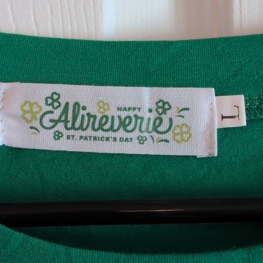 Women's Kelly Green St. Patrick's Day Magically Delicious T-shirt - Picture 3 of 6